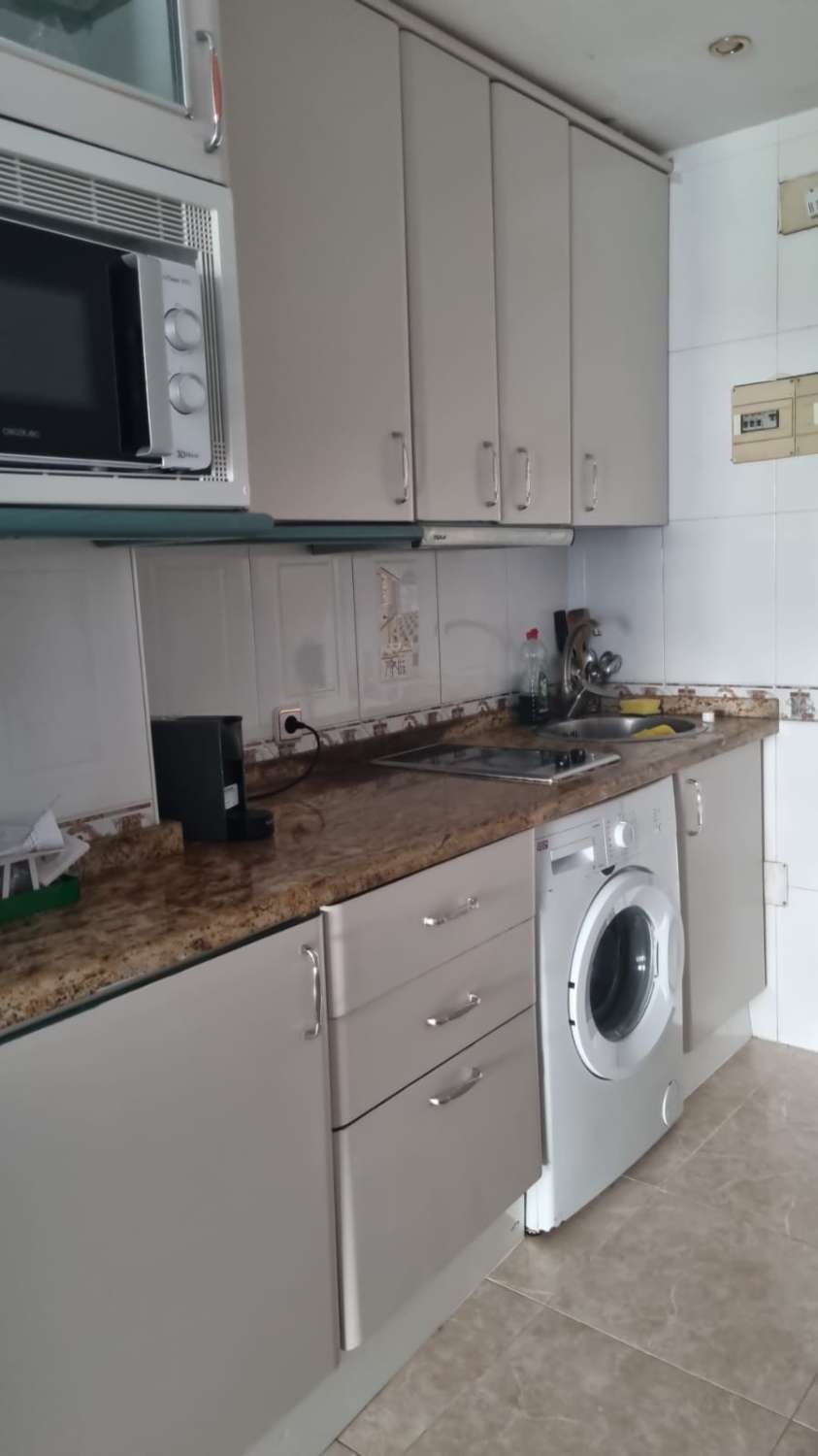 Se alquila  desde ahora hasta  30.05.2026 Y desde 01/09/2026 hasta 30/06/2027 bonito apartamento en Benalmadena Costa con vistas al mar