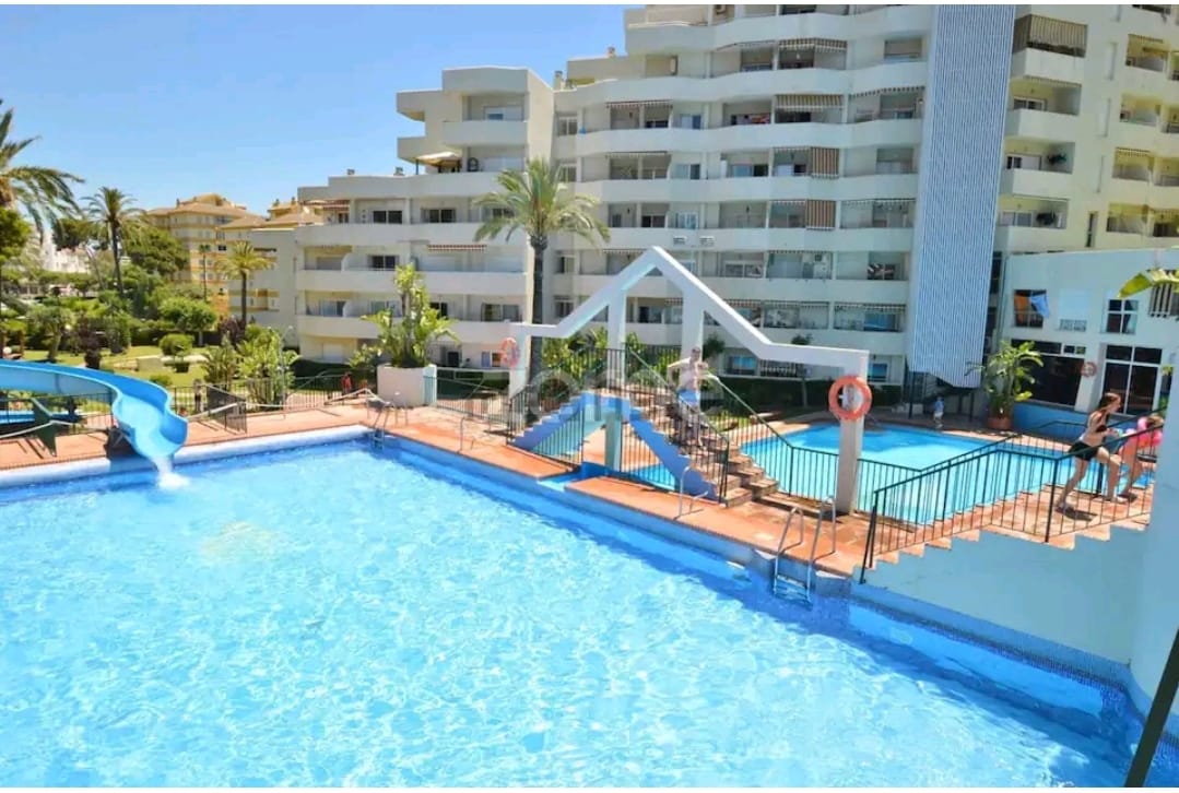 Se alquila  desde ahora hasta  30.05.2026 Y desde 01/09/2026 hasta 30/06/2027 bonito apartamento en Benalmadena Costa con vistas al mar
