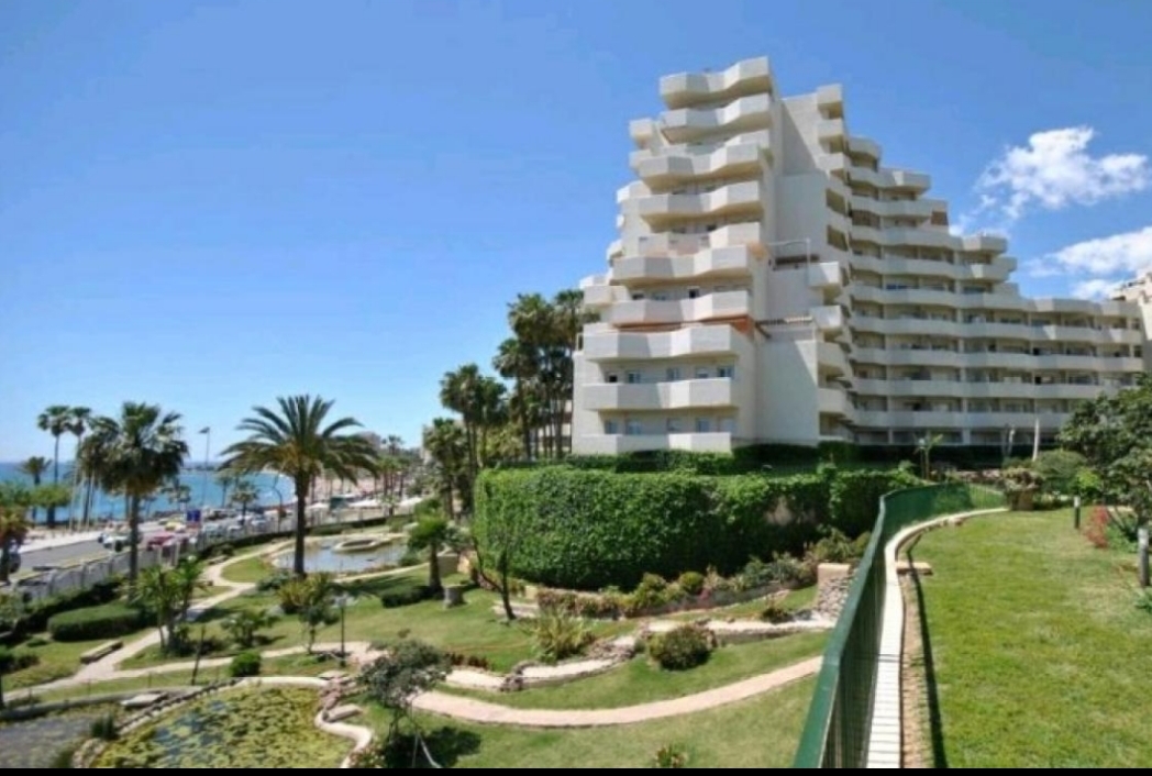 Se alquila  desde ahora hasta  30.05.2026 Y desde 01/09/2026 hasta 30/06/2027 bonito apartamento en Benalmadena Costa con vistas al mar