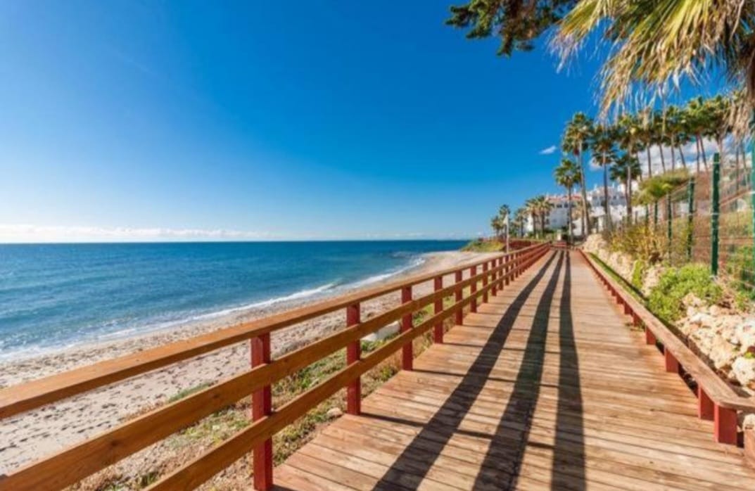 Se alquila desde  1 /09/2026 -30/06/20267 magnífico apartamento en en 1ª linea de playa en  Calahonda (Mijas).