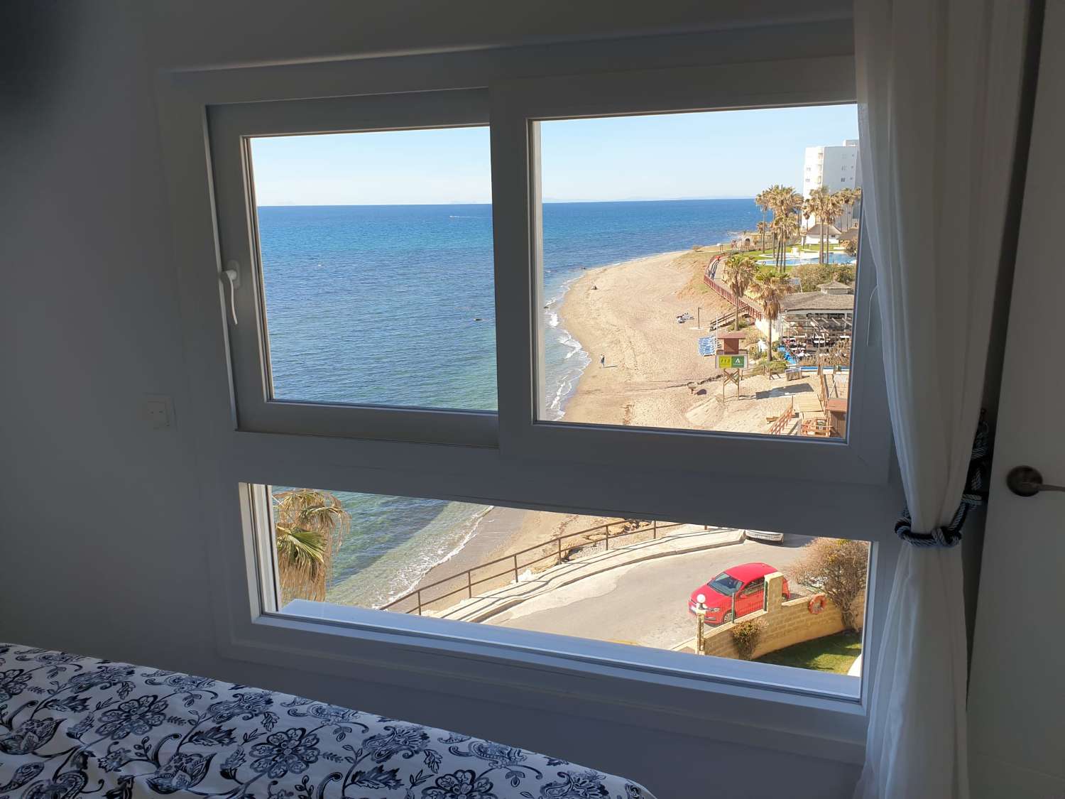 Se alquila desde  1 /09/2026 -30/06/20267 magnífico apartamento en en 1ª linea de playa en  Calahonda (Mijas).