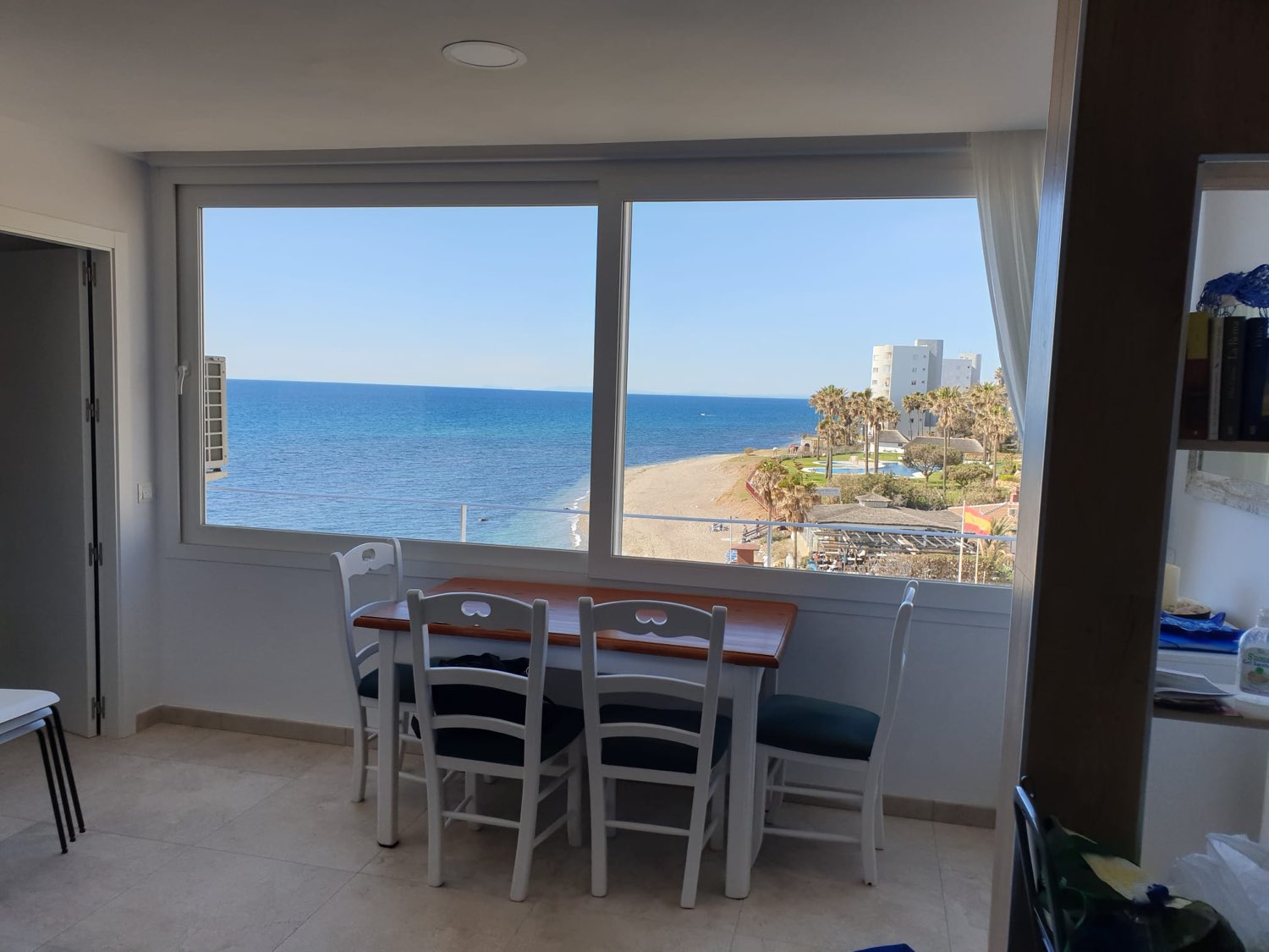Se alquila desde  1 /09/2026 -30/06/20267 magnífico apartamento en en 1ª linea de playa en  Calahonda (Mijas).