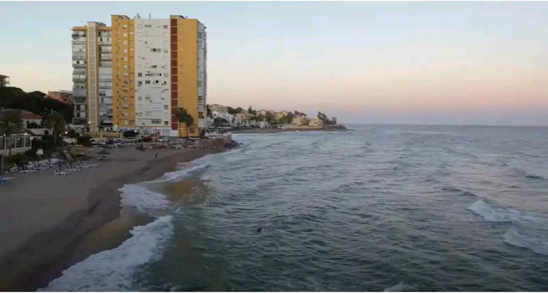 Se alquila desde  1 /09/2026 -30/06/20267 magnífico apartamento en en 1ª linea de playa en  Calahonda (Mijas).