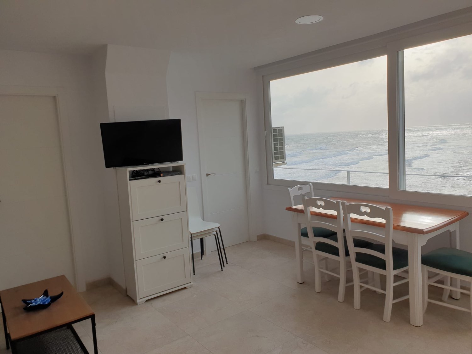 Se alquila desde  1 /09/2026 -30/06/20267 magnífico apartamento en en 1ª linea de playa en  Calahonda (Mijas).