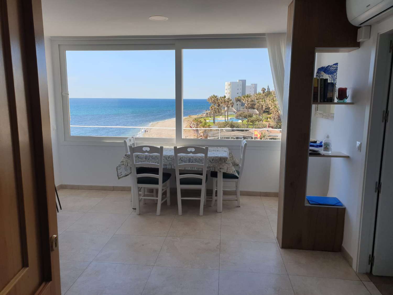 Se alquila desde  1 /09/2026 -30/06/20267 magnífico apartamento en en 1ª linea de playa en  Calahonda (Mijas).