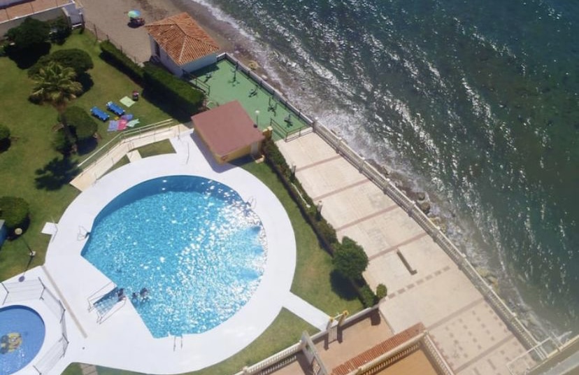 Se alquila desde  1 /09/2026 -30/06/20267 magnífico apartamento en en 1ª linea de playa en  Calahonda (Mijas).