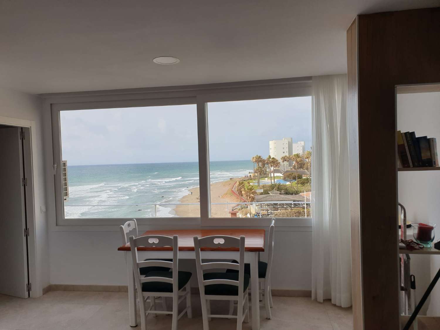 Se alquila desde  1 /09/2026 -30/06/20267 magnífico apartamento en en 1ª linea de playa en  Calahonda (Mijas).