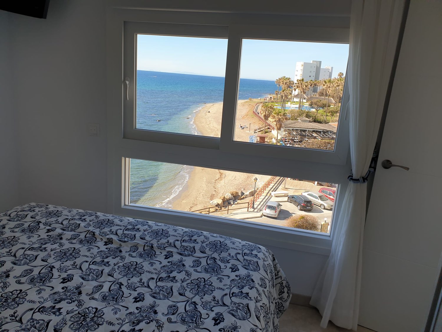 Se alquila desde  1 /09/2026 -30/06/20267 magnífico apartamento en en 1ª linea de playa en  Calahonda (Mijas).
