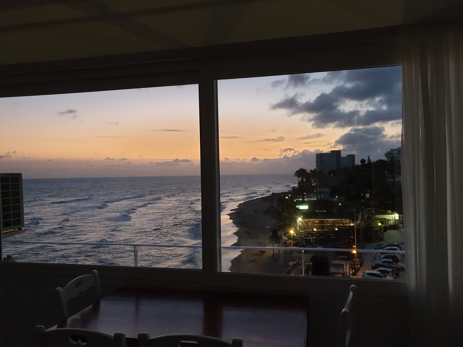 Se alquila desde  1 /09/2026 -30/06/20267 magnífico apartamento en en 1ª linea de playa en  Calahonda (Mijas).