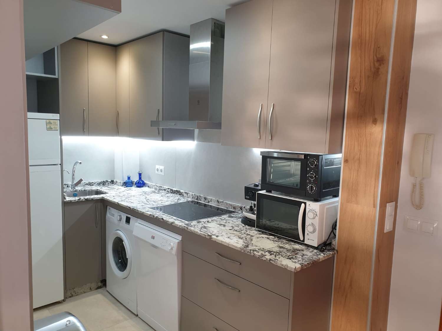 Se alquila desde  1 /09/2026 -30/06/20267 magnífico apartamento en en 1ª linea de playa en  Calahonda (Mijas).