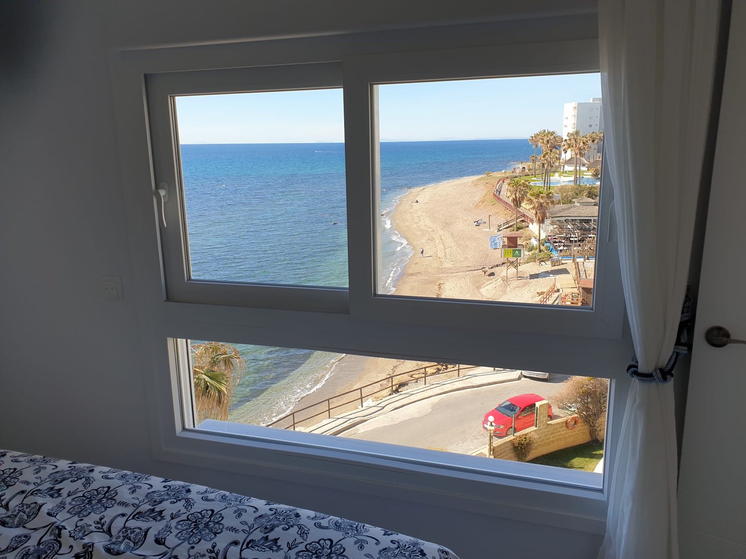 Se alquila desde  1 /09/2026 -30/06/20267 magnífico apartamento en en 1ª linea de playa en  Calahonda (Mijas).