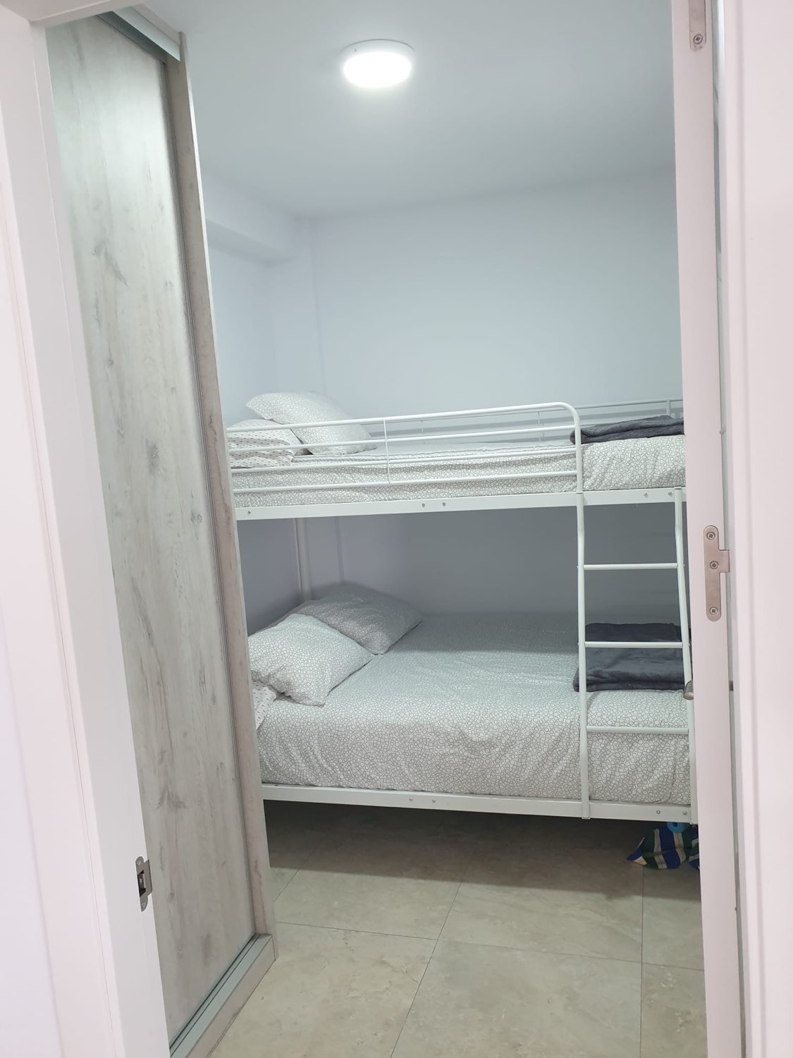 Se alquila desde  1 /09/2026 -30/06/20267 magnífico apartamento en en 1ª linea de playa en  Calahonda (Mijas).