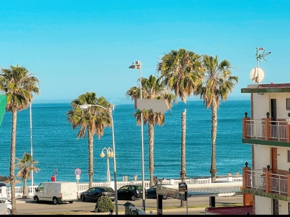 Se alquila desde 01/10/2026-31/05/27 bonito estudio vistas laterales al mar  a pocos metros de la playa en Benalmádena