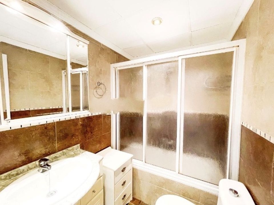 Se alquila desde 01/10/2026-31/05/27 bonito estudio vistas laterales al mar  a pocos metros de la playa en Benalmádena