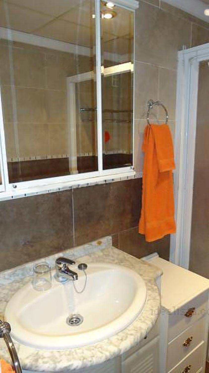 Se alquila desde 01/10/2026-31/05/27 bonito estudio vistas laterales al mar  a pocos metros de la playa en Benalmádena