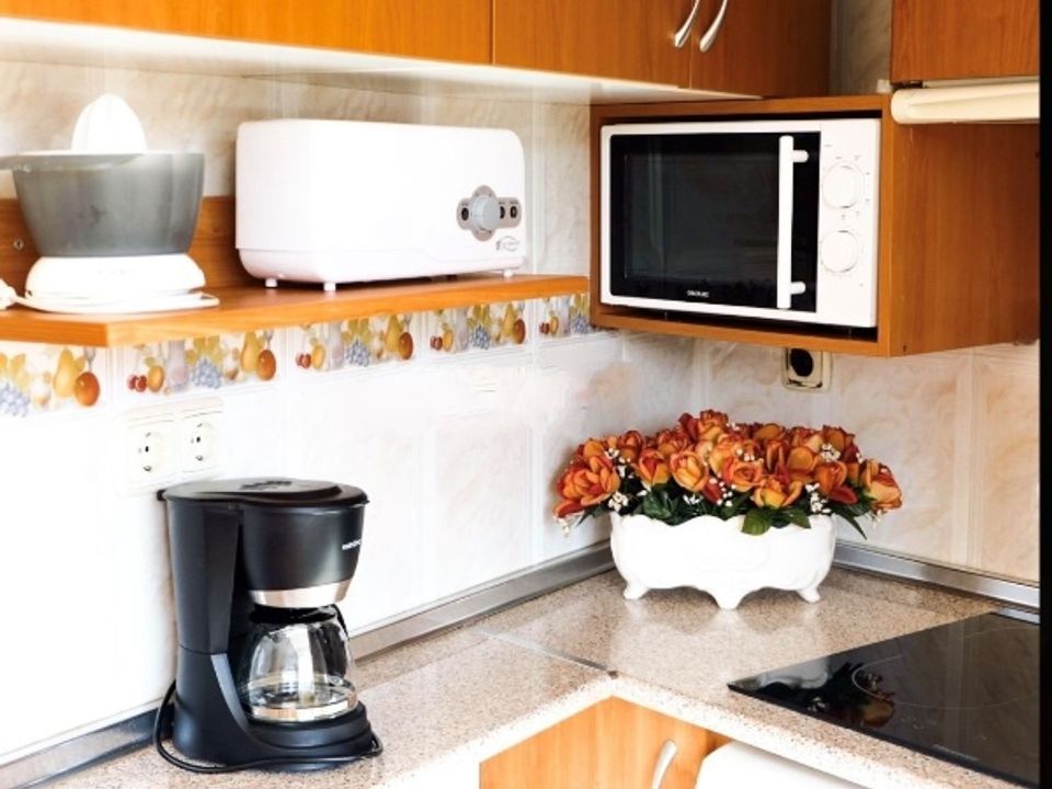 Se alquila desde 01/10/2026-31/05/27 bonito estudio vistas laterales al mar  a pocos metros de la playa en Benalmádena