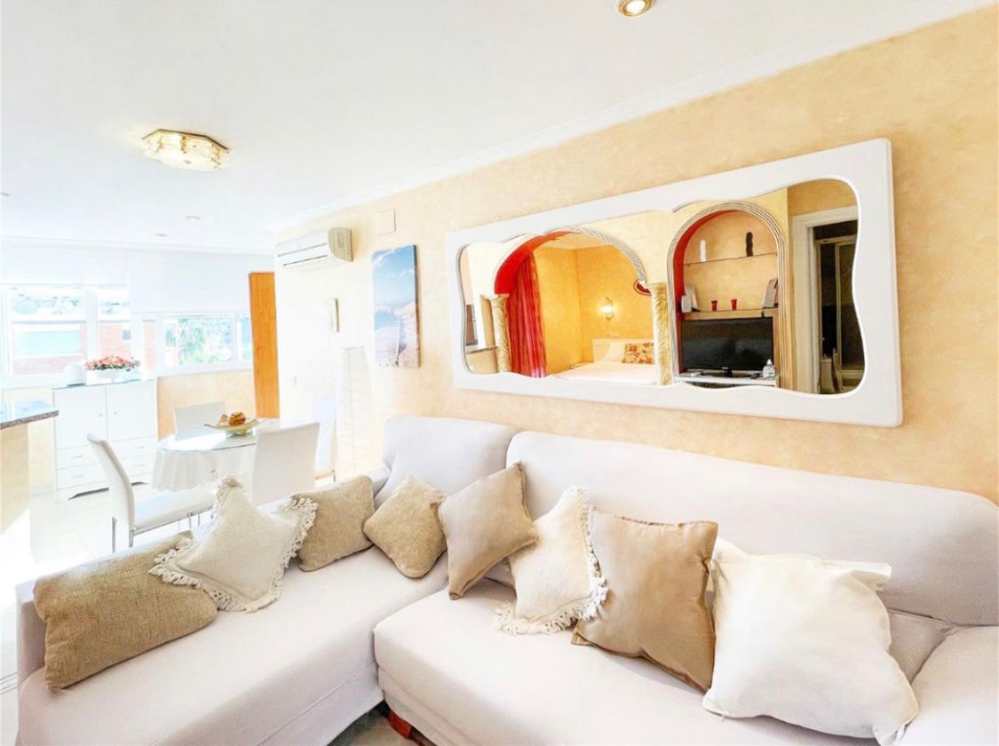 Se alquila desde 01/10/2026-31/05/27 bonito estudio vistas laterales al mar  a pocos metros de la playa en Benalmádena