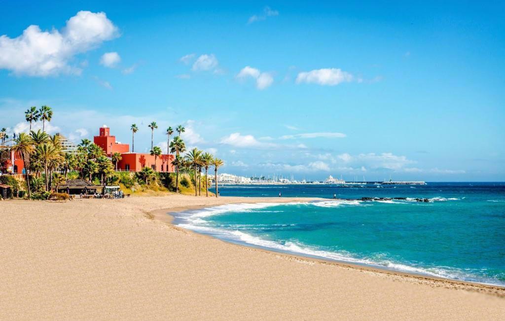 Se alquila desde 01/10/2026-31/05/27 bonito estudio vistas laterales al mar  a pocos metros de la playa en Benalmádena