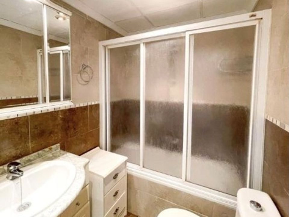 Se alquila desde 01/10/2026-31/05/27 bonito estudio vistas laterales al mar  a pocos metros de la playa en Benalmádena