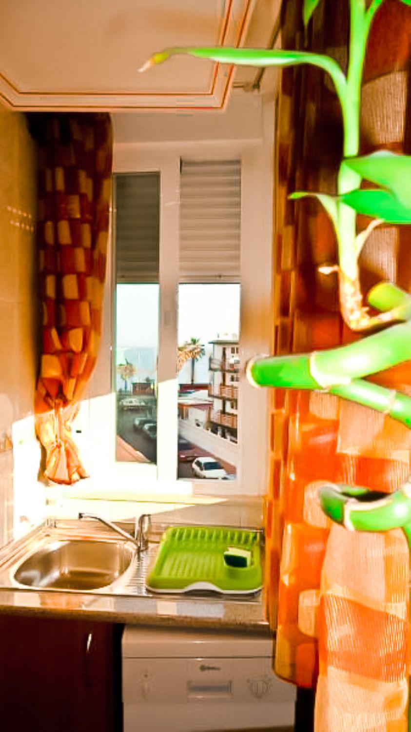 Se alquila desde 01/10/2026-31/05/27 bonito estudio vistas laterales al mar  a pocos metros de la playa en Benalmádena