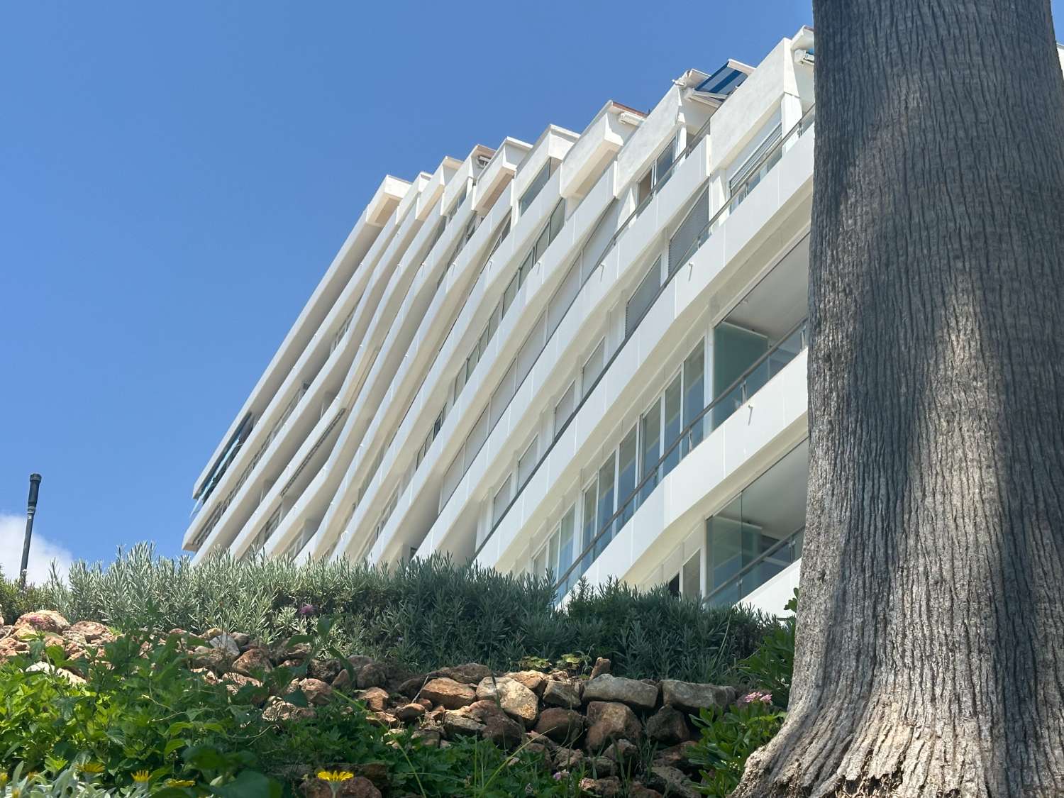 Se alquila del 1.9.26-30.6.2027 magnifico apartamento con vistas al mar en 1ª  línea en Benalmádena