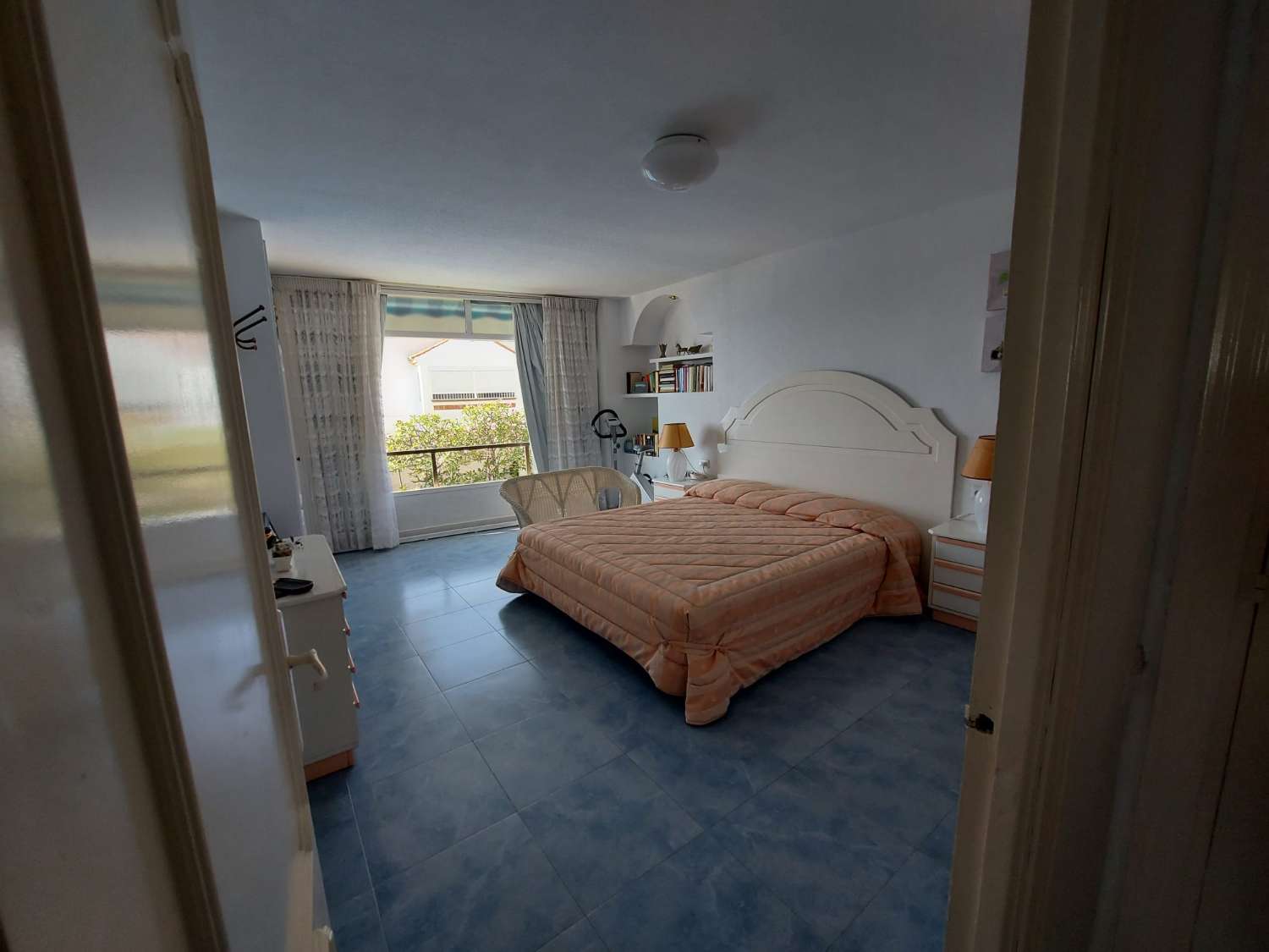 Se alquila del 1.9.26-30.6.2027 magnifico apartamento con vistas al mar en 1ª  línea en Benalmádena