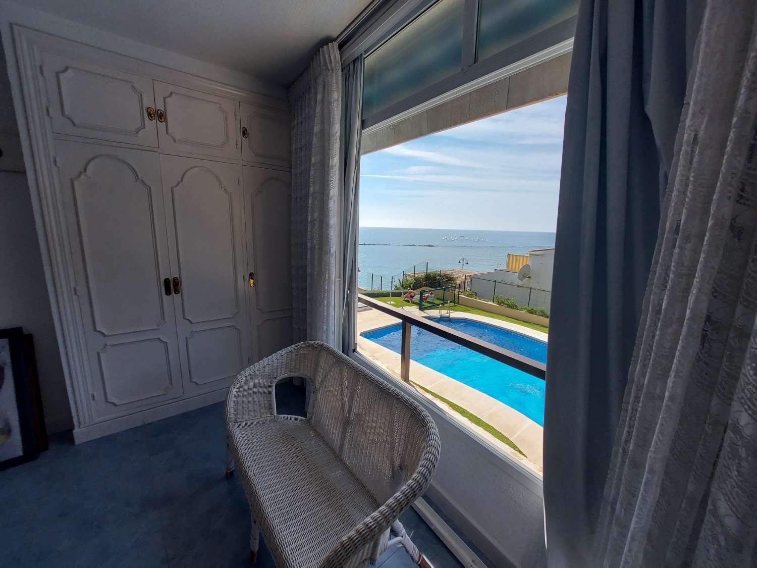 Se alquila del 1.9.26-30.6.2027 magnifico apartamento con vistas al mar en 1ª  línea en Benalmádena