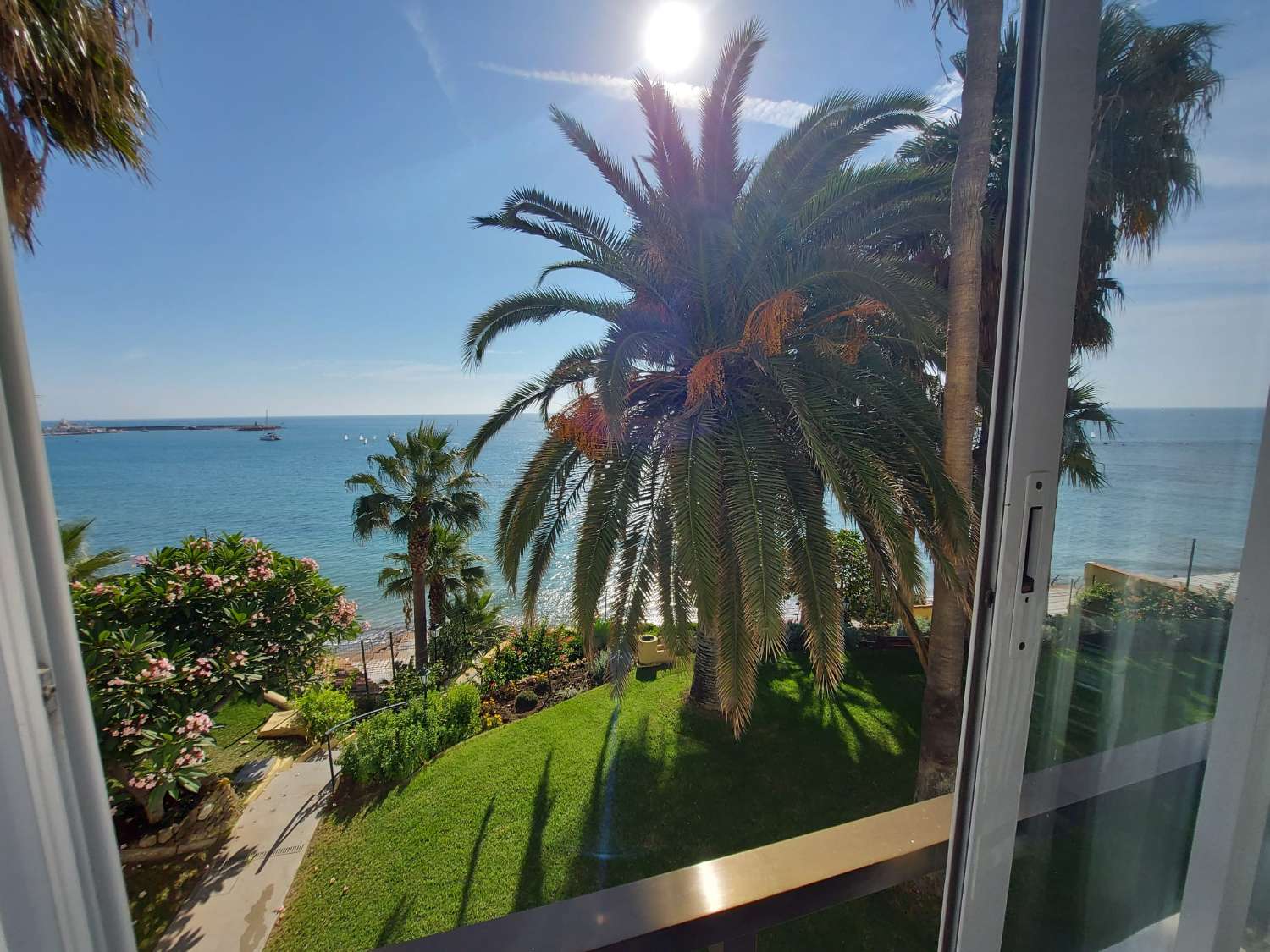 Se alquila del 1.9.26-30.6.2027 magnifico apartamento con vistas al mar en 1ª  línea en Benalmádena