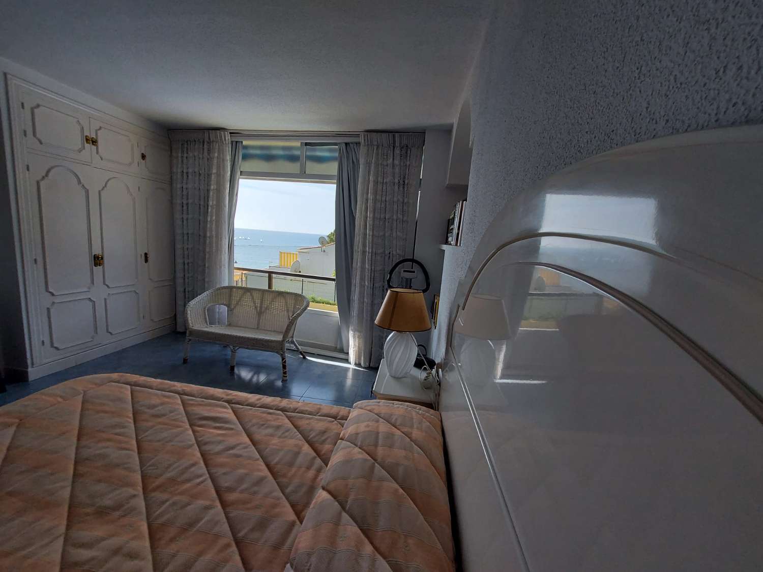 Se alquila del 1.9.26-30.6.2027 magnifico apartamento con vistas al mar en 1ª  línea en Benalmádena