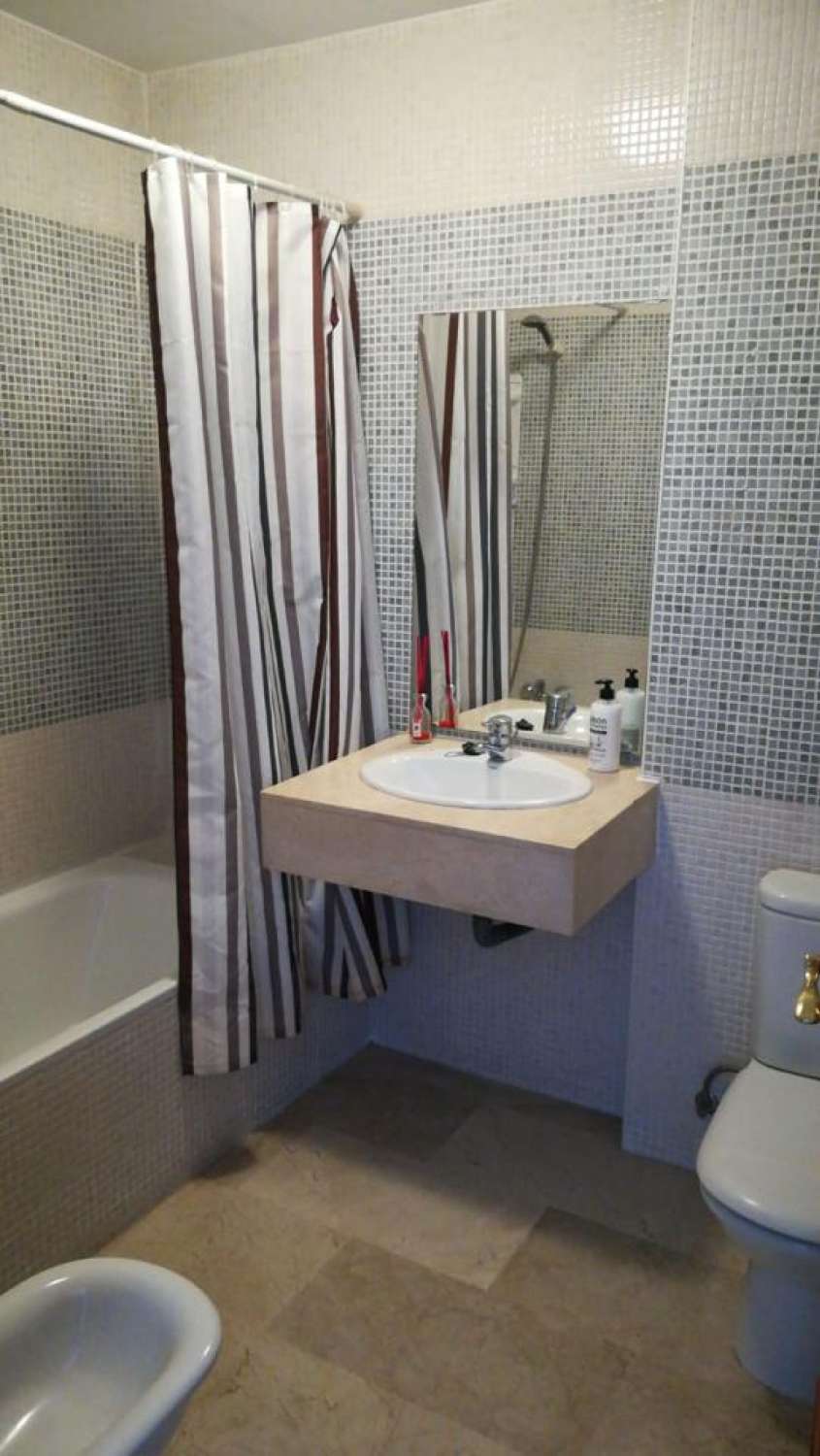 Se alquila desde  01/9/2026 - 30/6/2027 bonito apartamento en 2ª linea de playa en Benalmádena