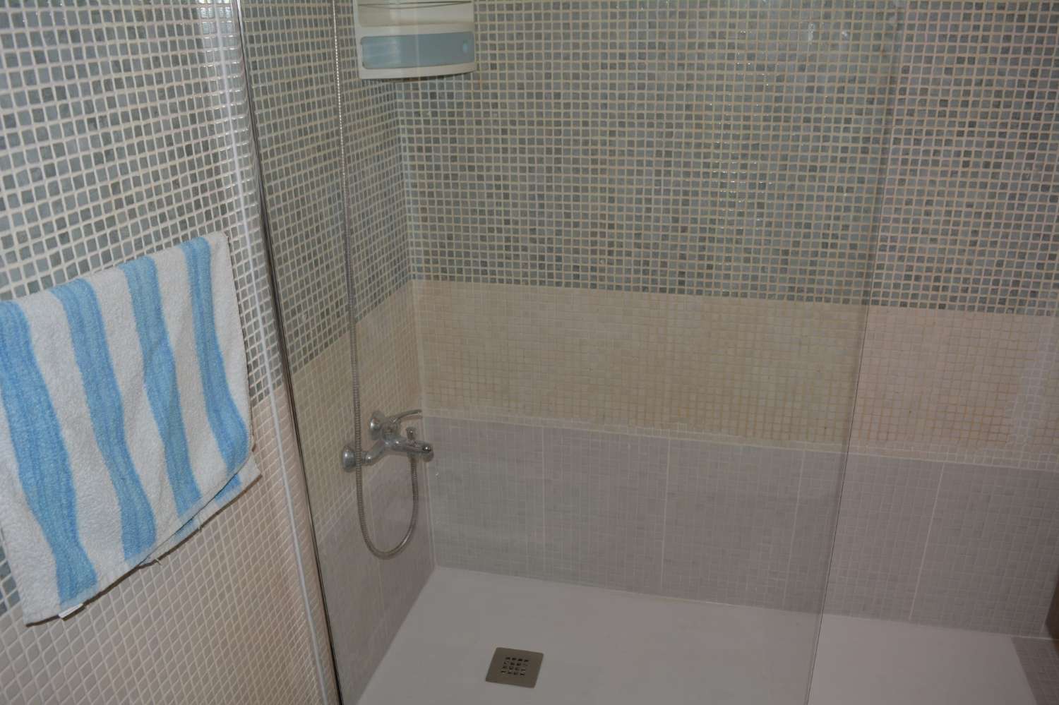 Se alquila desde  01/9/2026 - 30/6/2027 bonito apartamento en 2ª linea de playa en Benalmádena