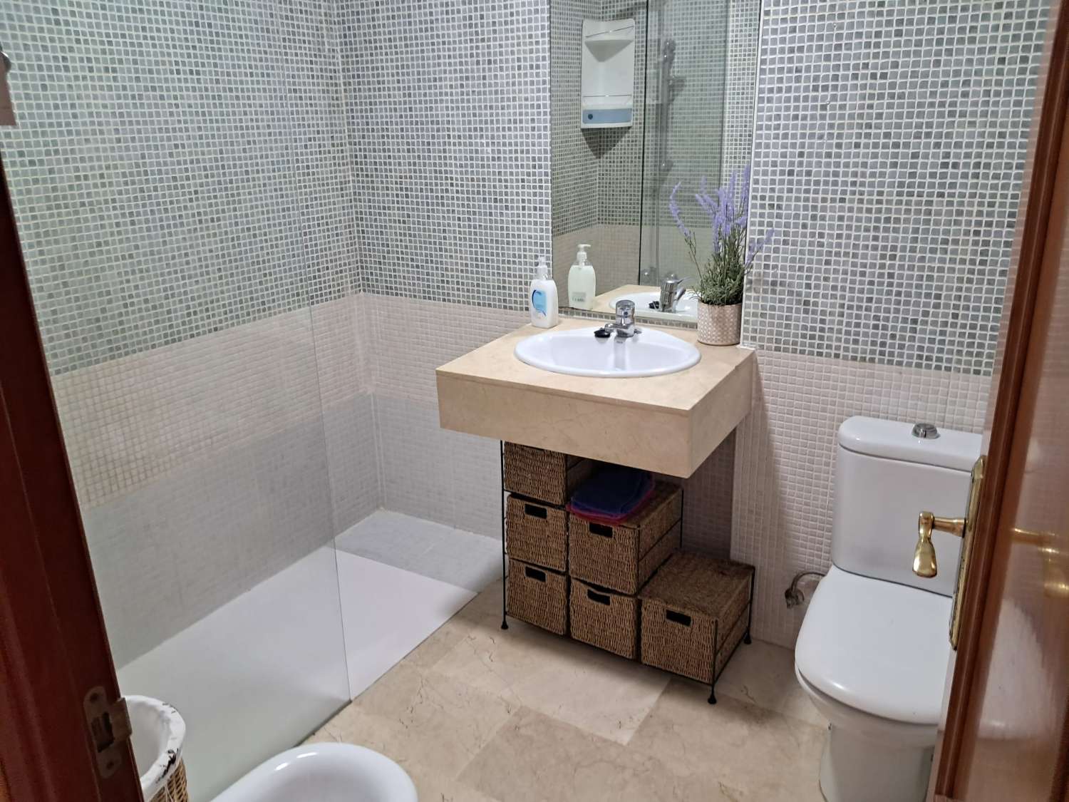 Se alquila desde  01/9/2026 - 30/6/2027 bonito apartamento en 2ª linea de playa en Benalmádena