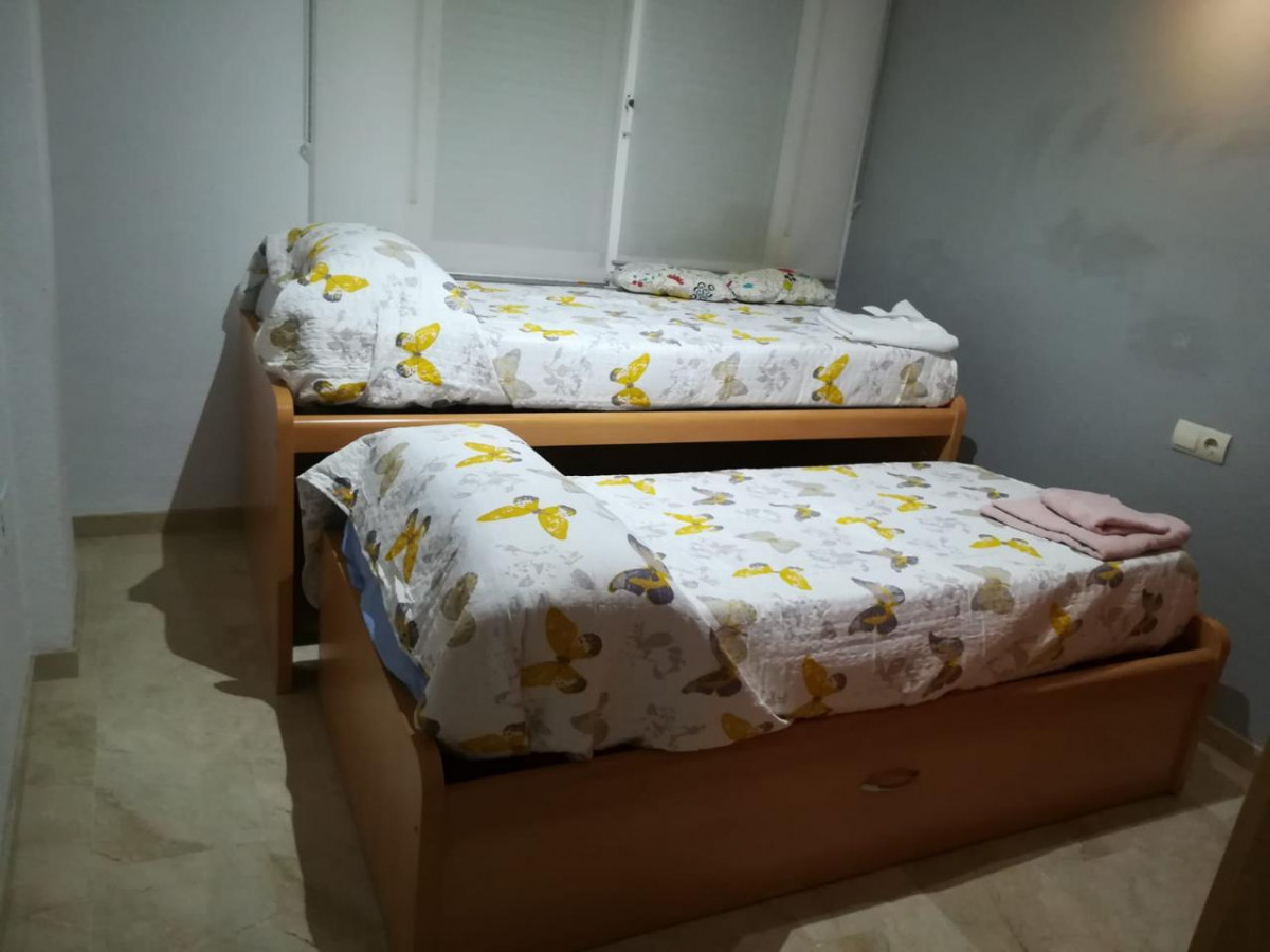 Se alquila desde  01/9/2026 - 30/6/2027 bonito apartamento en 2ª linea de playa en Benalmádena