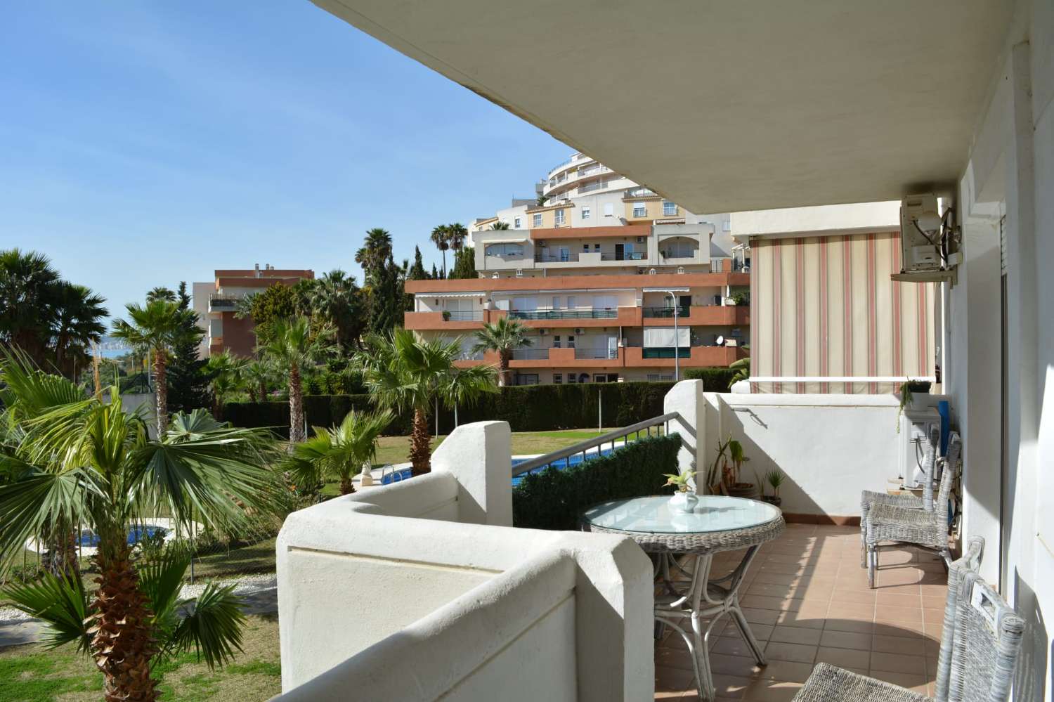 Se alquila desde  01/9/2026 - 30/6/2027 bonito apartamento en 2ª linea de playa en Benalmádena