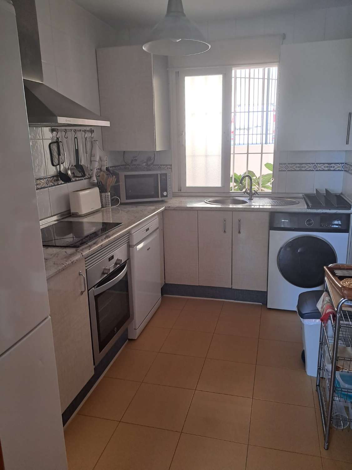 Se alquila desde  01/9/2026 - 30/6/2027 bonito apartamento en 2ª linea de playa en Benalmádena