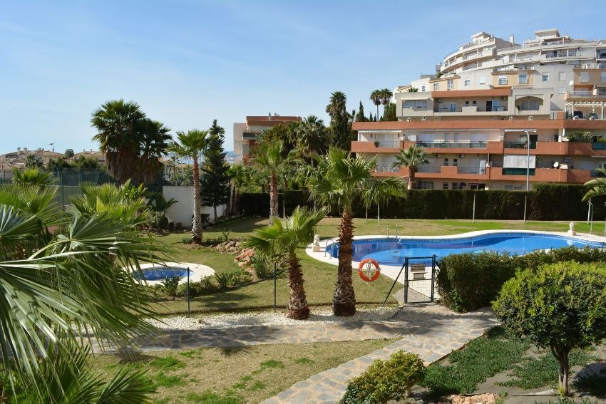 Se alquila desde  01/9/2026 - 30/6/2027 bonito apartamento en 2ª linea de playa en Benalmádena