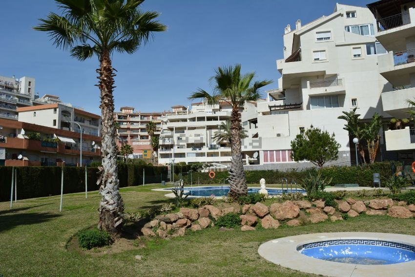 Se alquila desde  01/9/2026 - 30/6/2027 bonito apartamento en 2ª linea de playa en Benalmádena