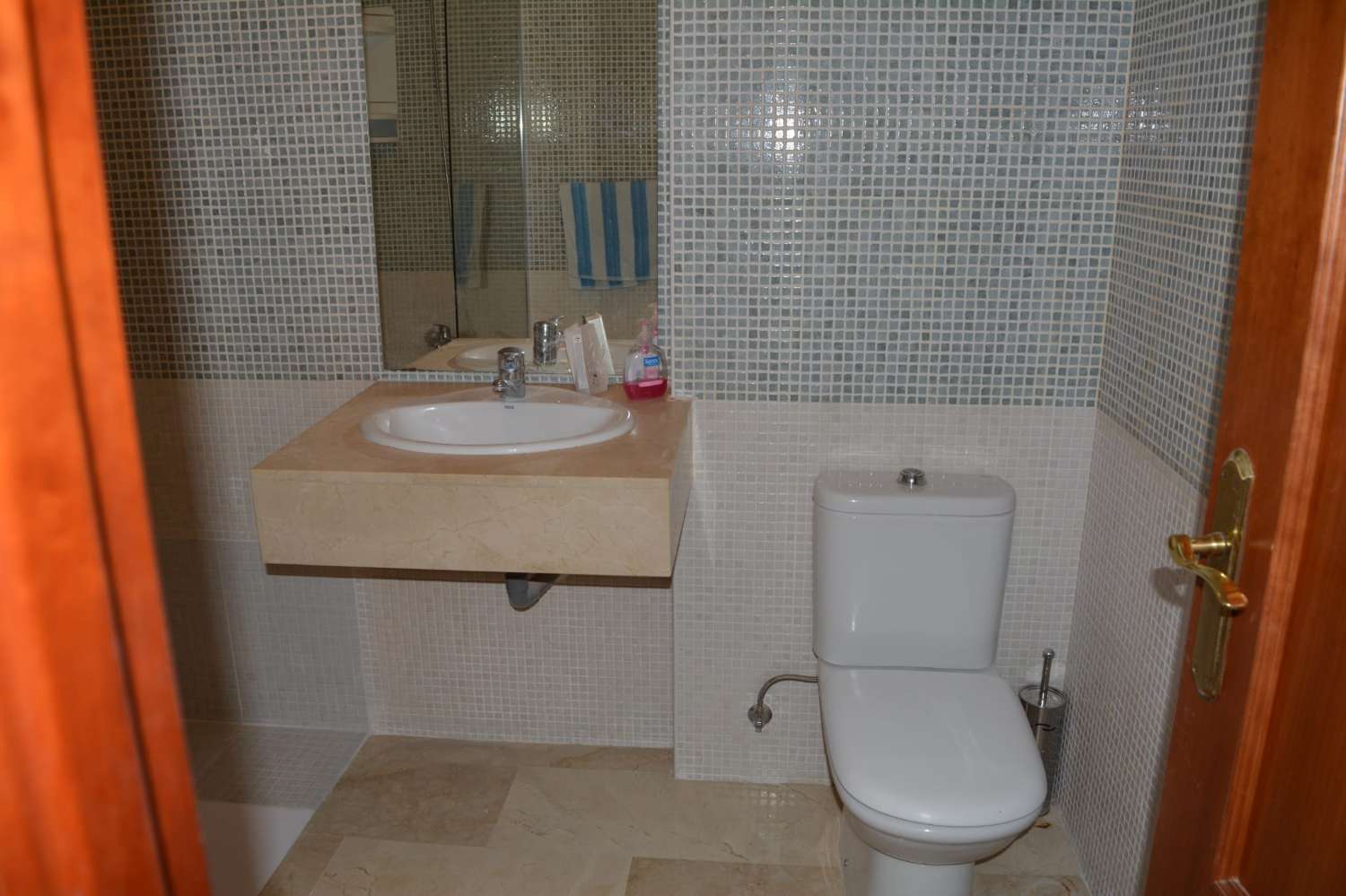 Se alquila desde  01/9/2026 - 30/6/2027 bonito apartamento en 2ª linea de playa en Benalmádena