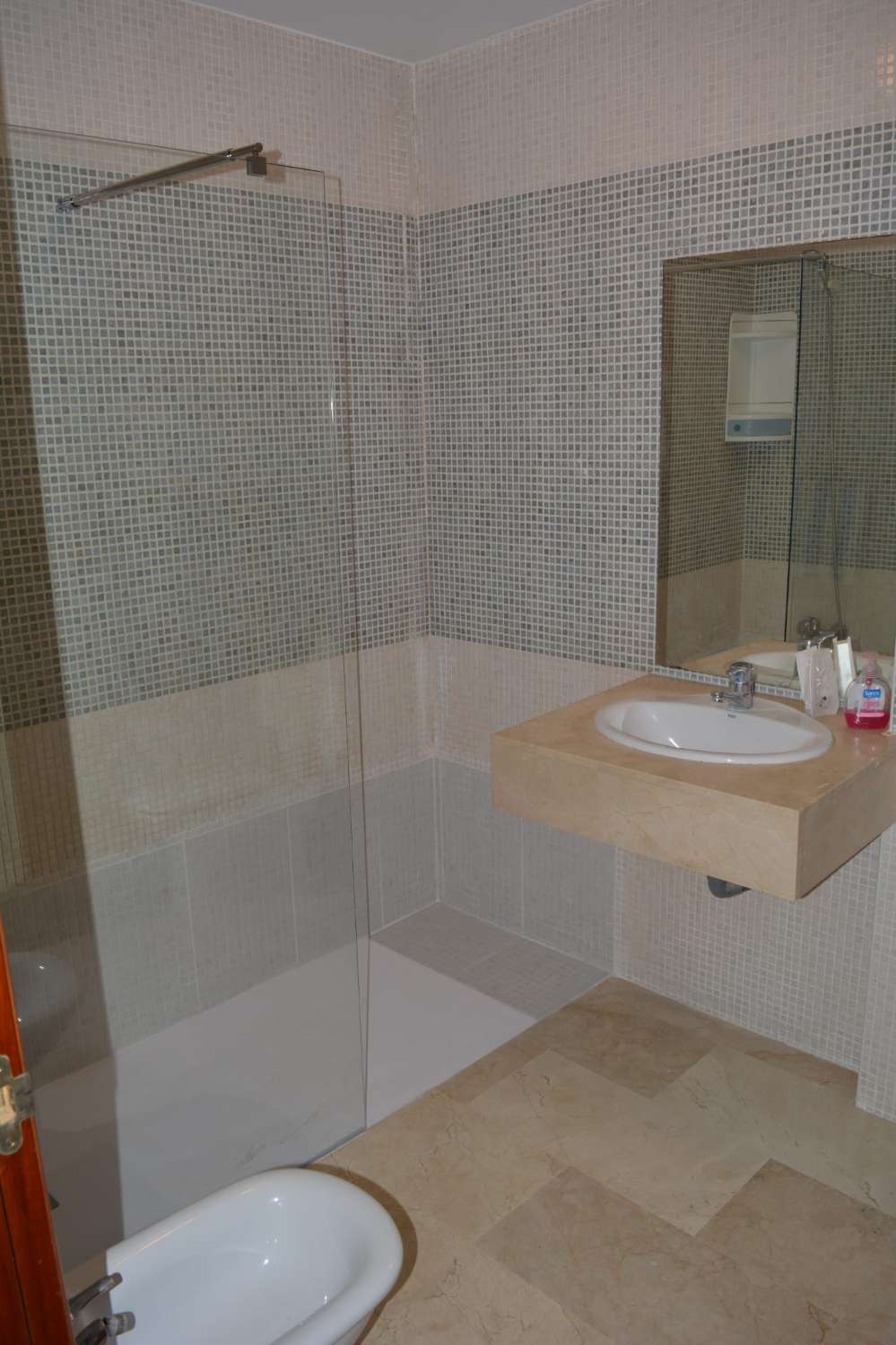 Se alquila desde  01/9/2026 - 30/6/2027 bonito apartamento en 2ª linea de playa en Benalmádena