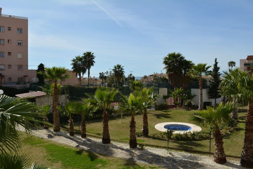 Se alquila desde  01/9/2026 - 30/6/2027 bonito apartamento en 2ª linea de playa en Benalmádena
