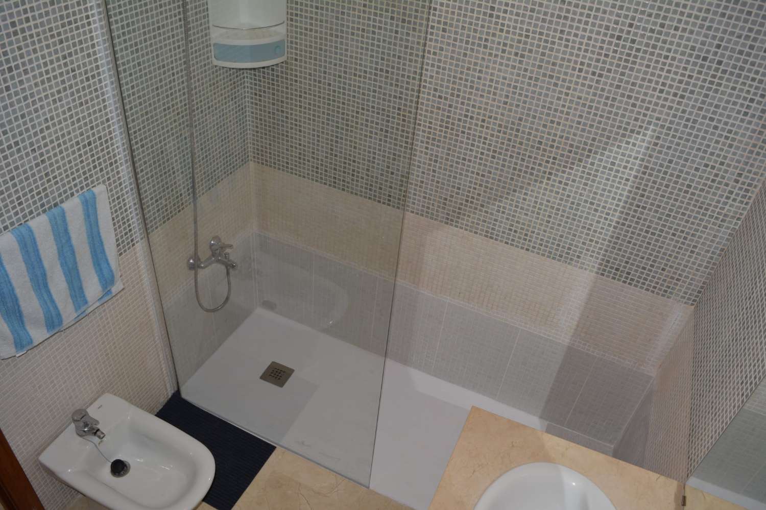 Se alquila desde  01/9/2026 - 30/6/2027 bonito apartamento en 2ª linea de playa en Benalmádena