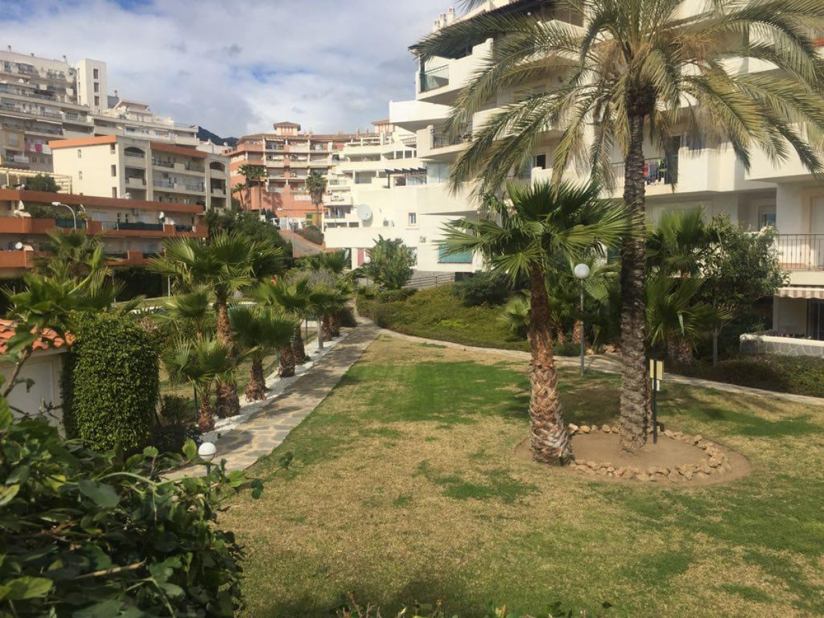 Se alquila desde  01/9/2026 - 30/6/2027 bonito apartamento en 2ª linea de playa en Benalmádena