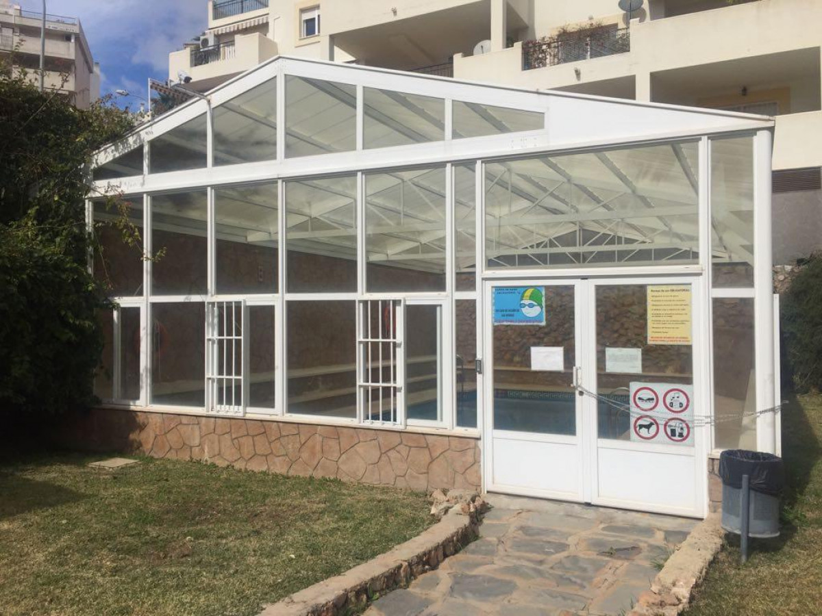 Se alquila desde  01/9/2026 - 30/6/2027 bonito apartamento en 2ª linea de playa en Benalmádena