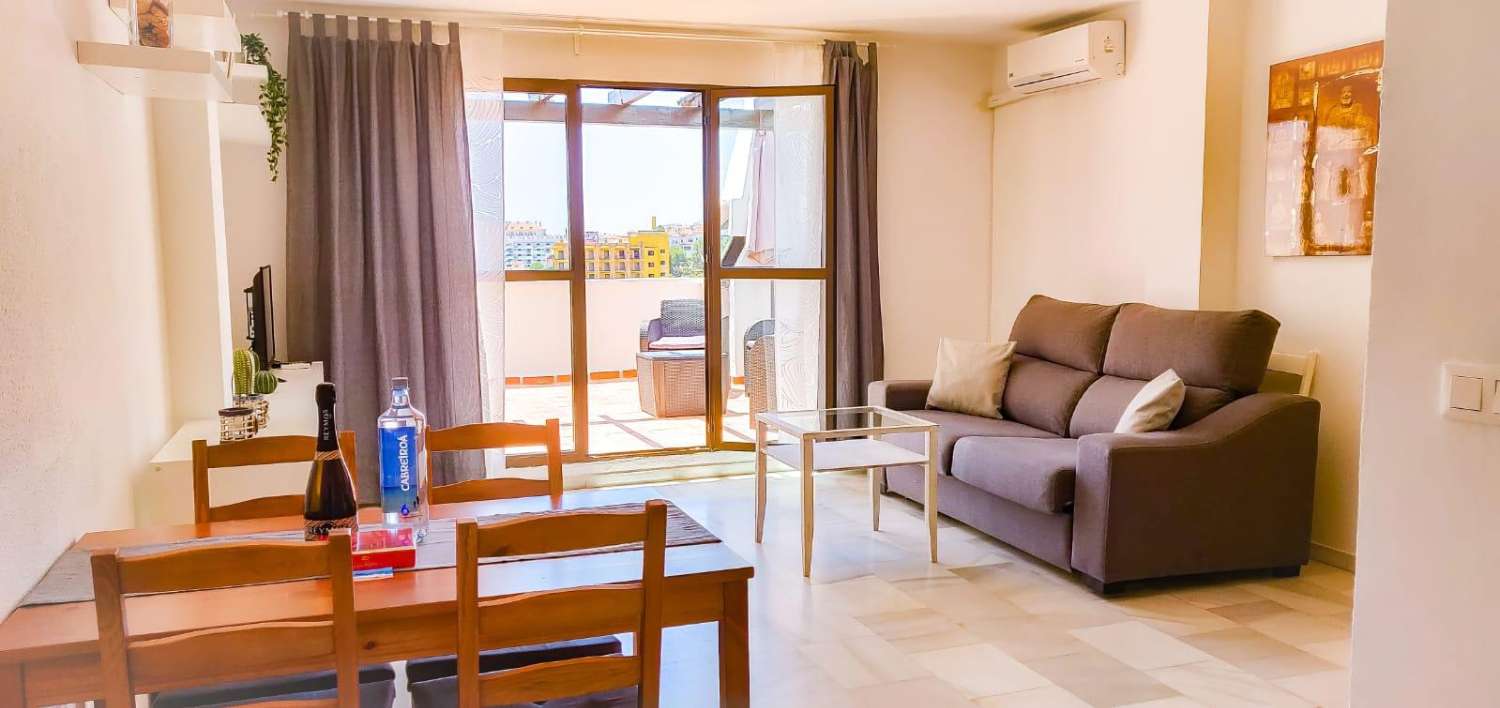 Se alquila  31/05/26  y desde 01/09/2026 hasta 30/06/2027 bonito apartamento con vistas al mar en Benalmádena