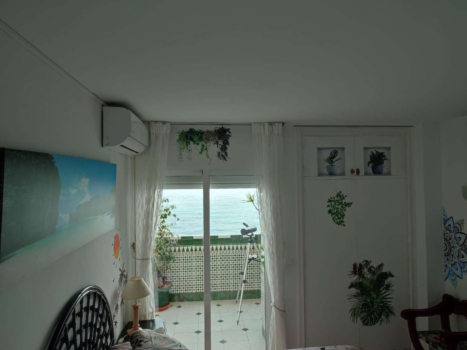 Se alquila desde 01/10/2026 - 30/03/2027 apartamento en 1ª linea de playa en Benalmádena.