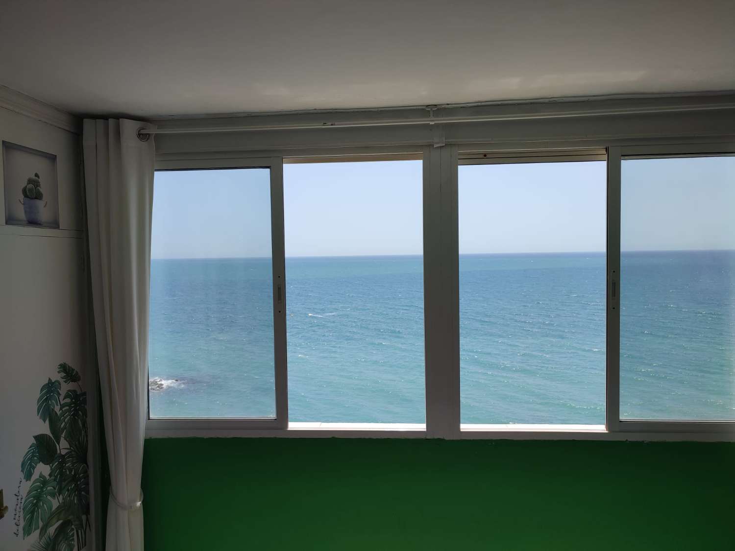 Se alquila desde 01/10/2026 - 30/03/2027 apartamento en 1ª linea de playa en Benalmádena.
