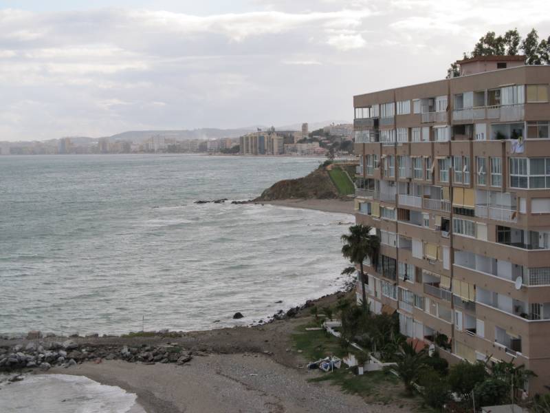 Se alquila desde 01/10/2026 - 30/03/2027 apartamento en 1ª linea de playa en Benalmádena.