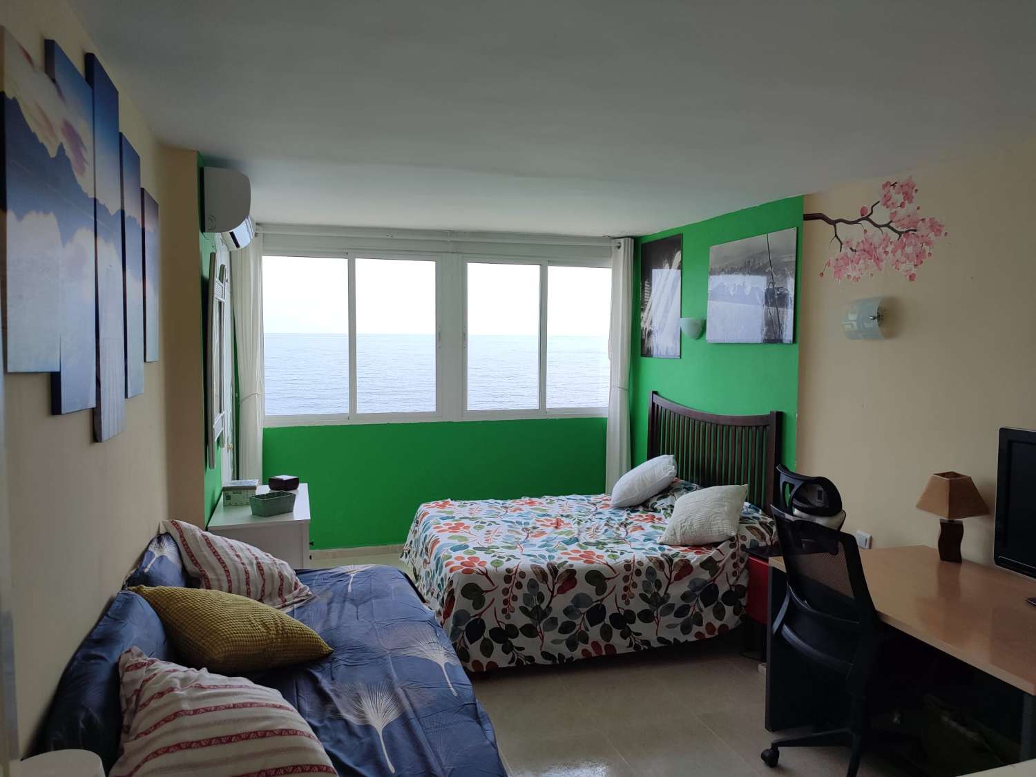 Se alquila desde 01/10/2026 - 30/03/2027 apartamento en 1ª linea de playa en Benalmádena.