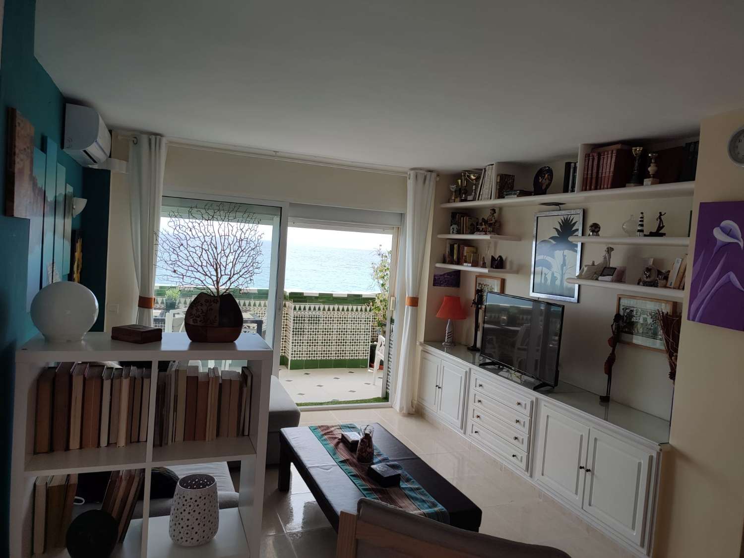 Se alquila desde 01/10/2026 - 30/03/2027 apartamento en 1ª linea de playa en Benalmádena.