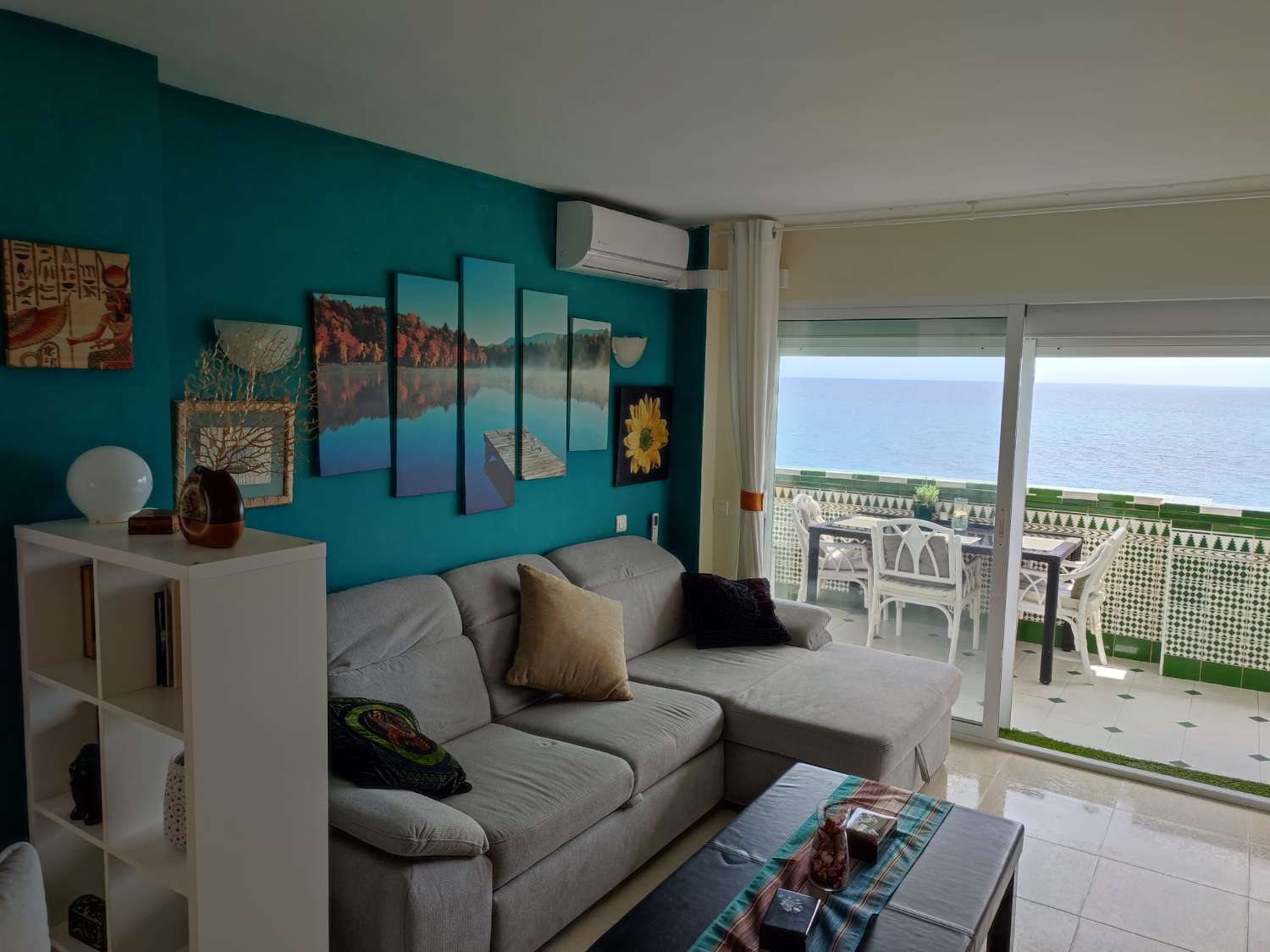 Se alquila desde 01/10/2026 - 30/03/2027 apartamento en 1ª linea de playa en Benalmádena.